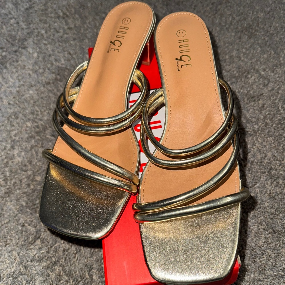 Rouge Helium - Gold metallic small heel